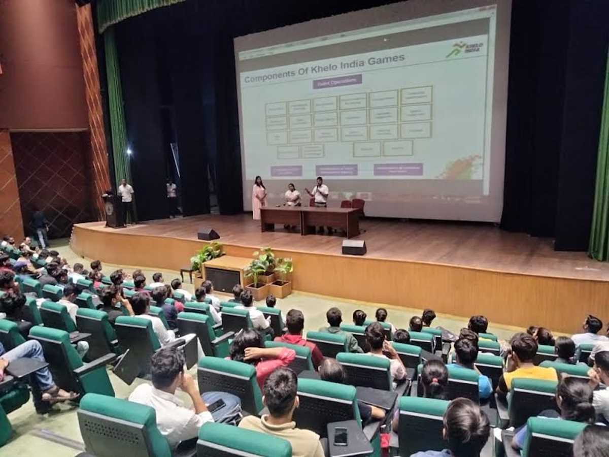 खेलो इंडिया युनिवर्सिटी गेम में हिस्सा लेने वाले वॉलिंटियर्स को जिलाधिकारी ने किया सम्बोधित